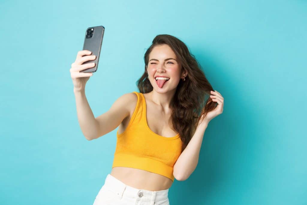 Influencer mujer tomandose una selfie