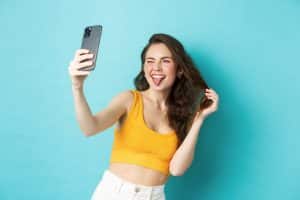 Influencer mujer tomandose una selfie